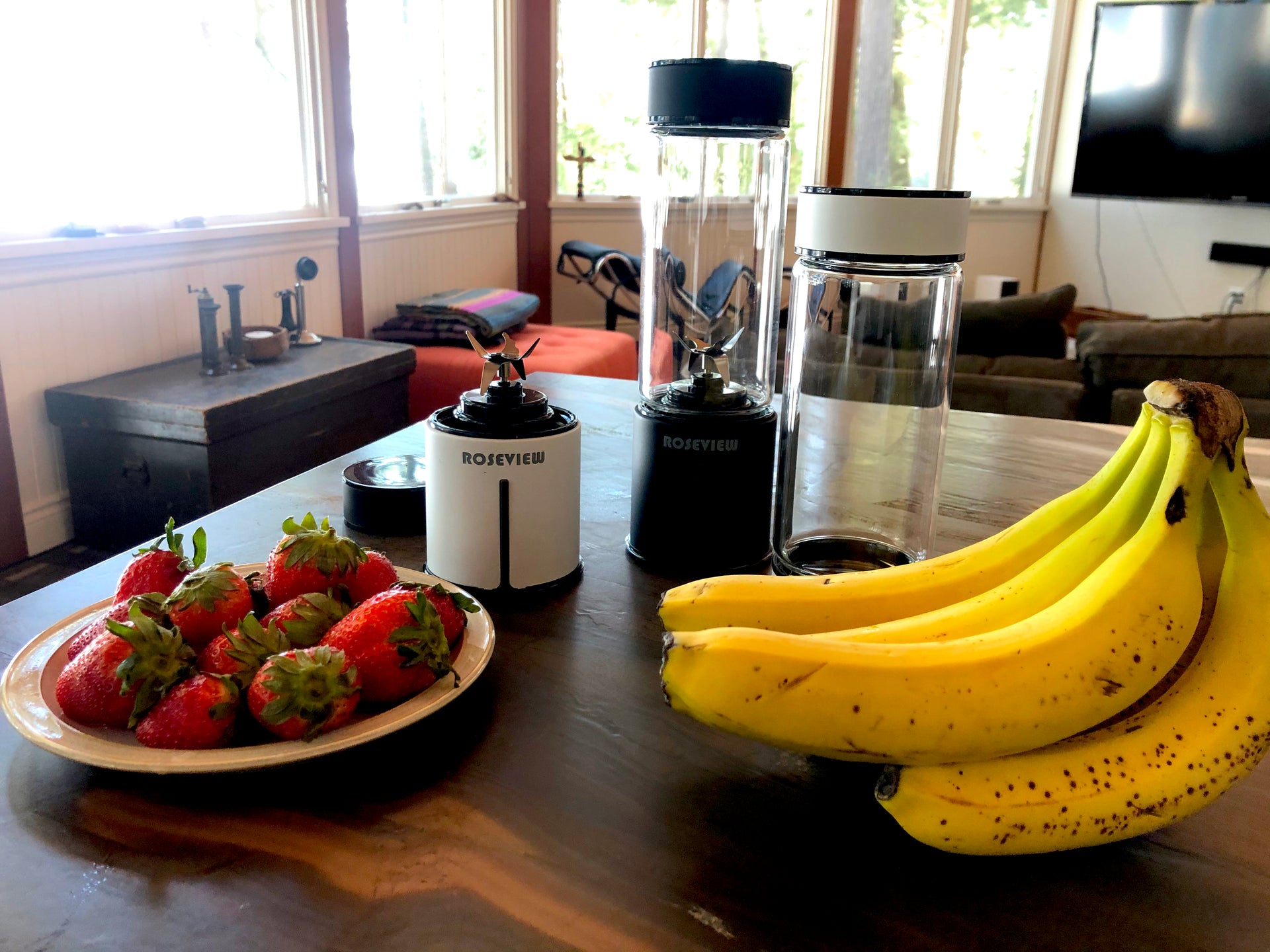 Load video: ROSEVIEW Portable Smoothies Blender  15 Oz / 450ml High Borosilicate Glass bottle Mini Cordless USB rechargeable Handheld Ice crushing Shakes Cup